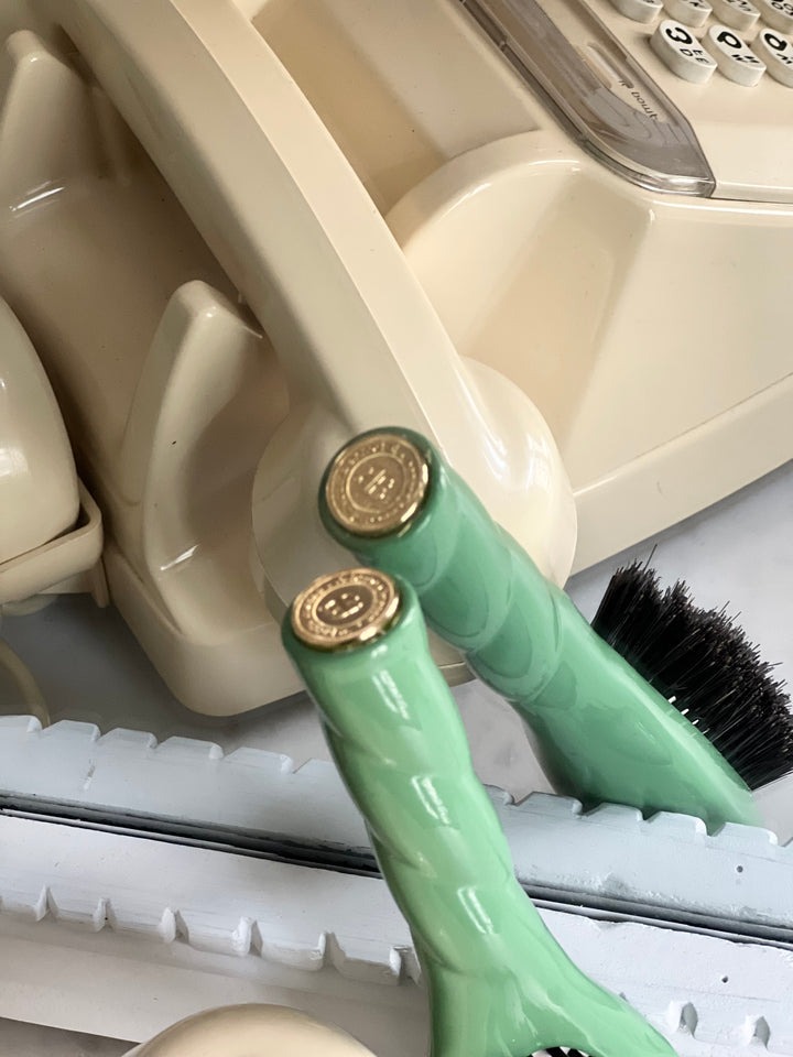 La Bonne Brosse N.01 The Almond Green Universal Petite Brush