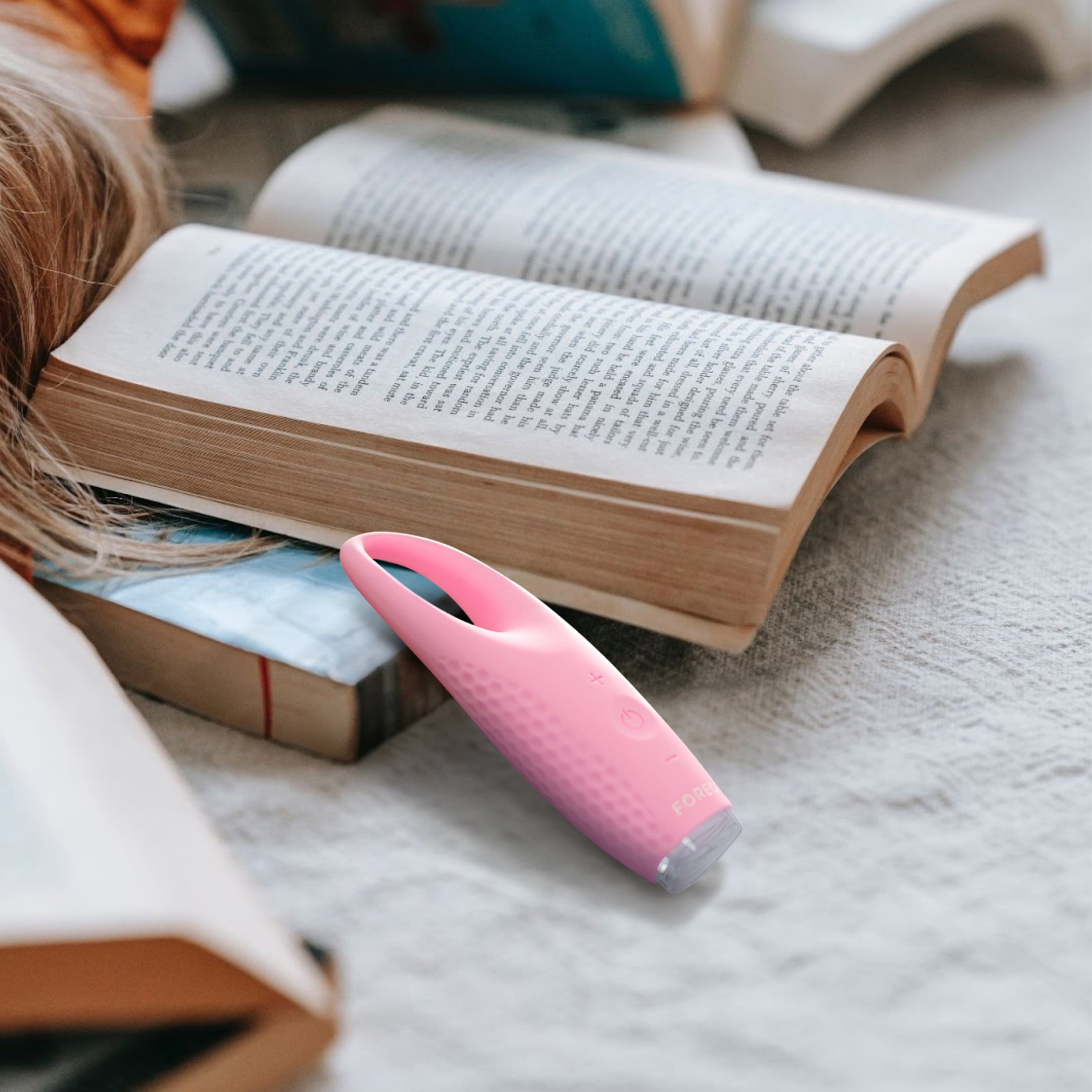 FOREO IRIS 2 Eye Massager in Pearl Pink - Relaxing Eye Care Device