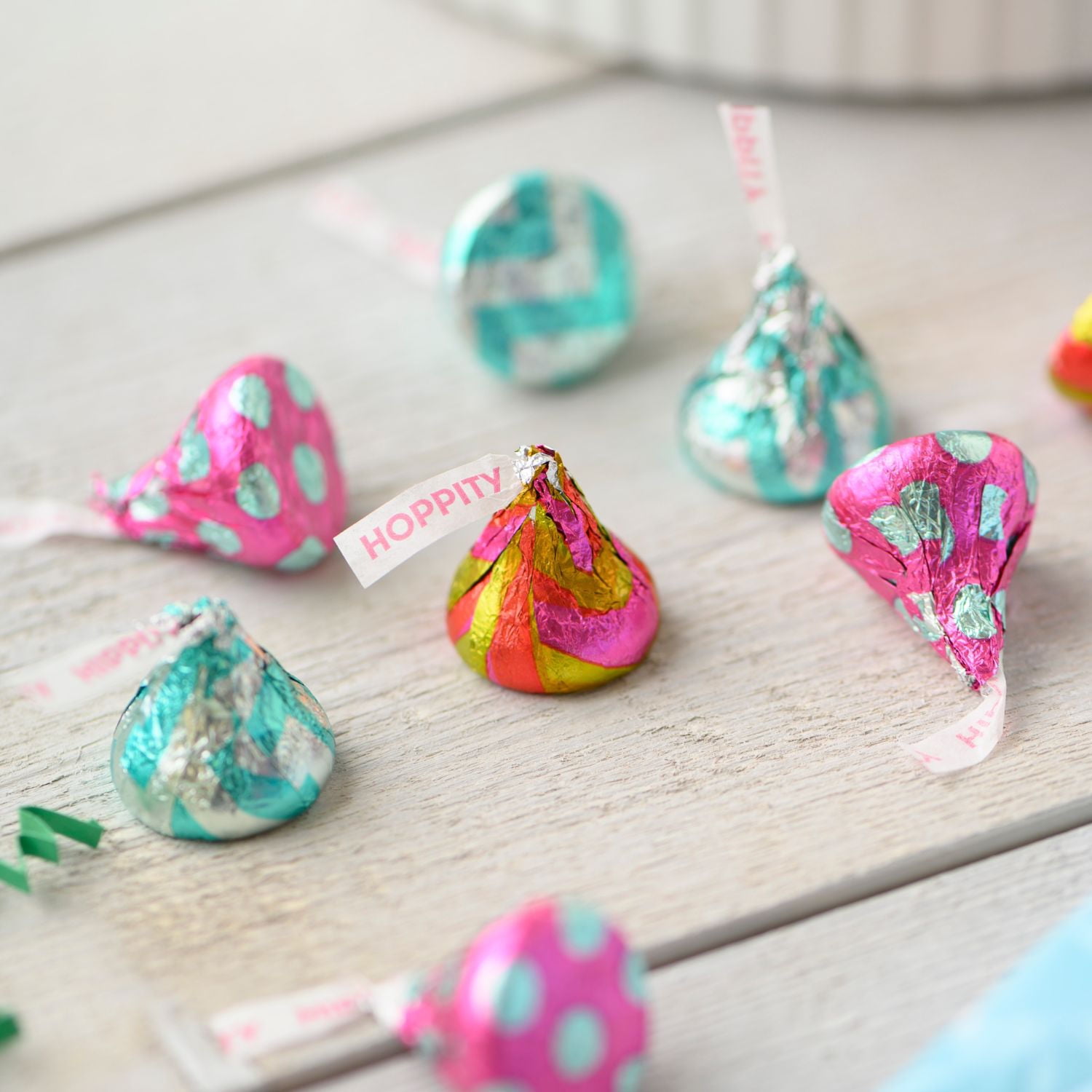 Hershey's Kisses Milk Chocolate Egg Hunt Easter Candy, 10.1 oz Bag