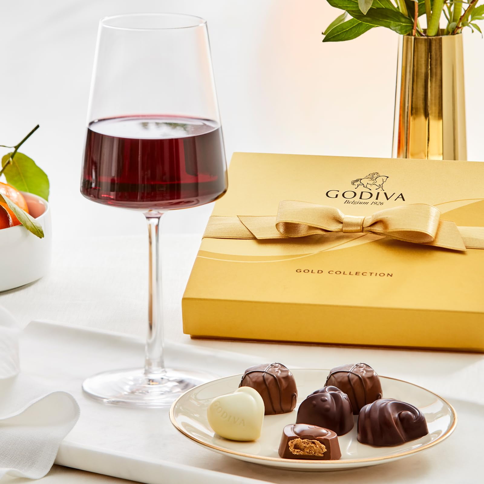 Godiva Gourmet Chocolate Gold Gift Box - 18-Piece Assortment with Ganaches, Nuts, Caramels, Pralines - Milk, White, Dark Chocolate Shells - Assorted Candy Box