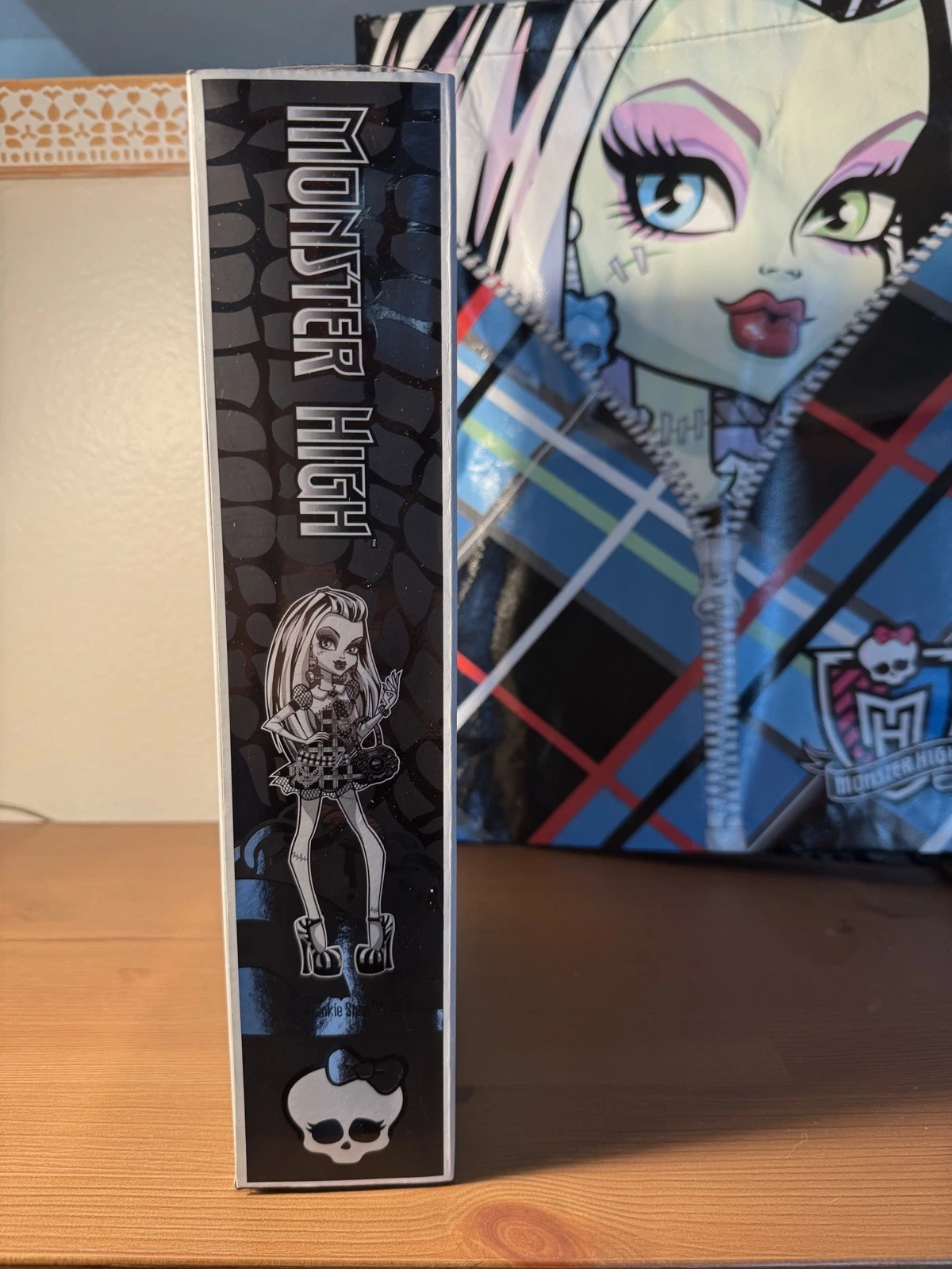 MONSTER HIGH BLACK & WHITE FRANKIE STEIN 2010 LIMITED EDITION SDCC DOLL NRFB