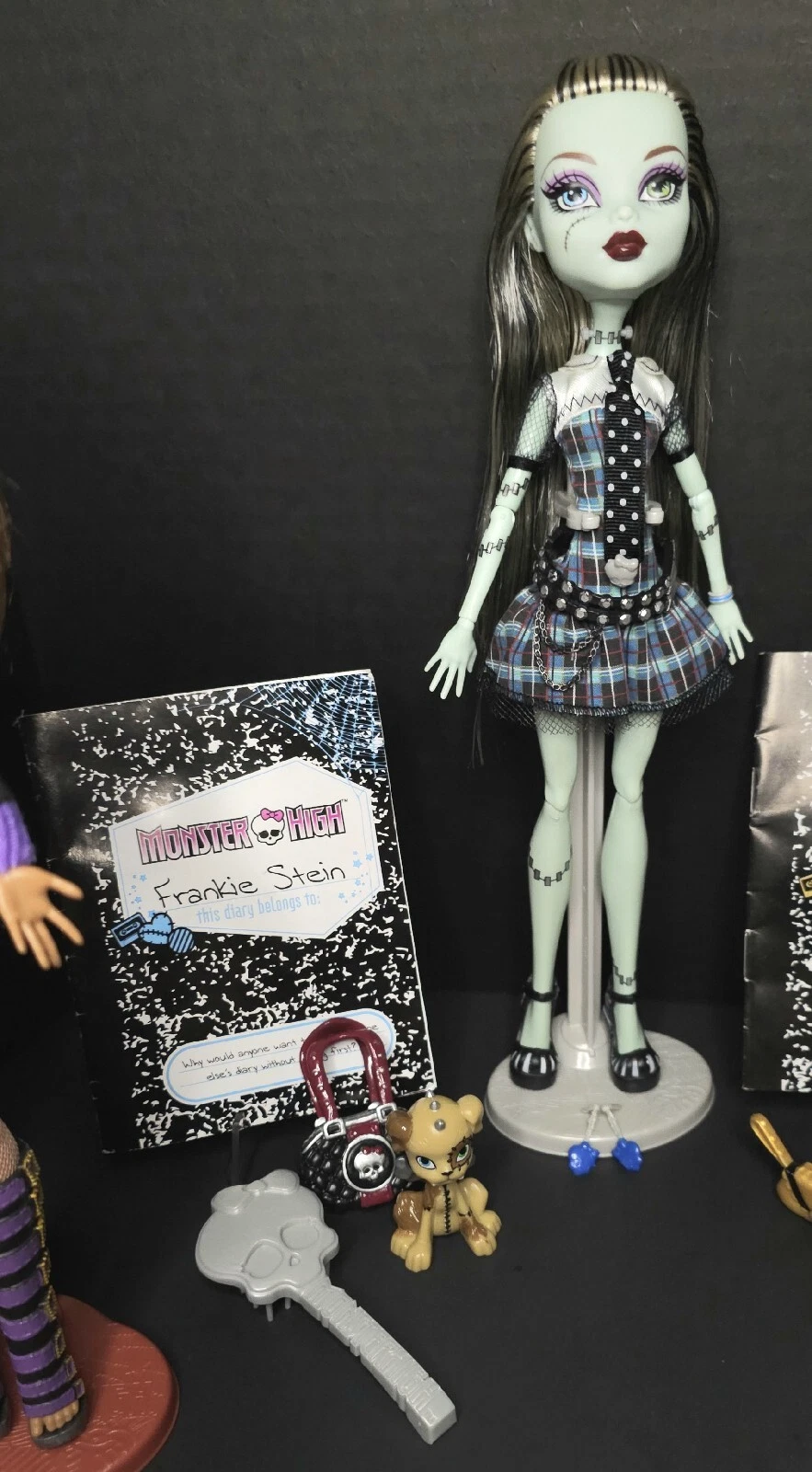 MONSTER HIGH FIRST WAVE DOLLS ON STANDS W/ DIARY AND MOST ACCESSORIES!!!