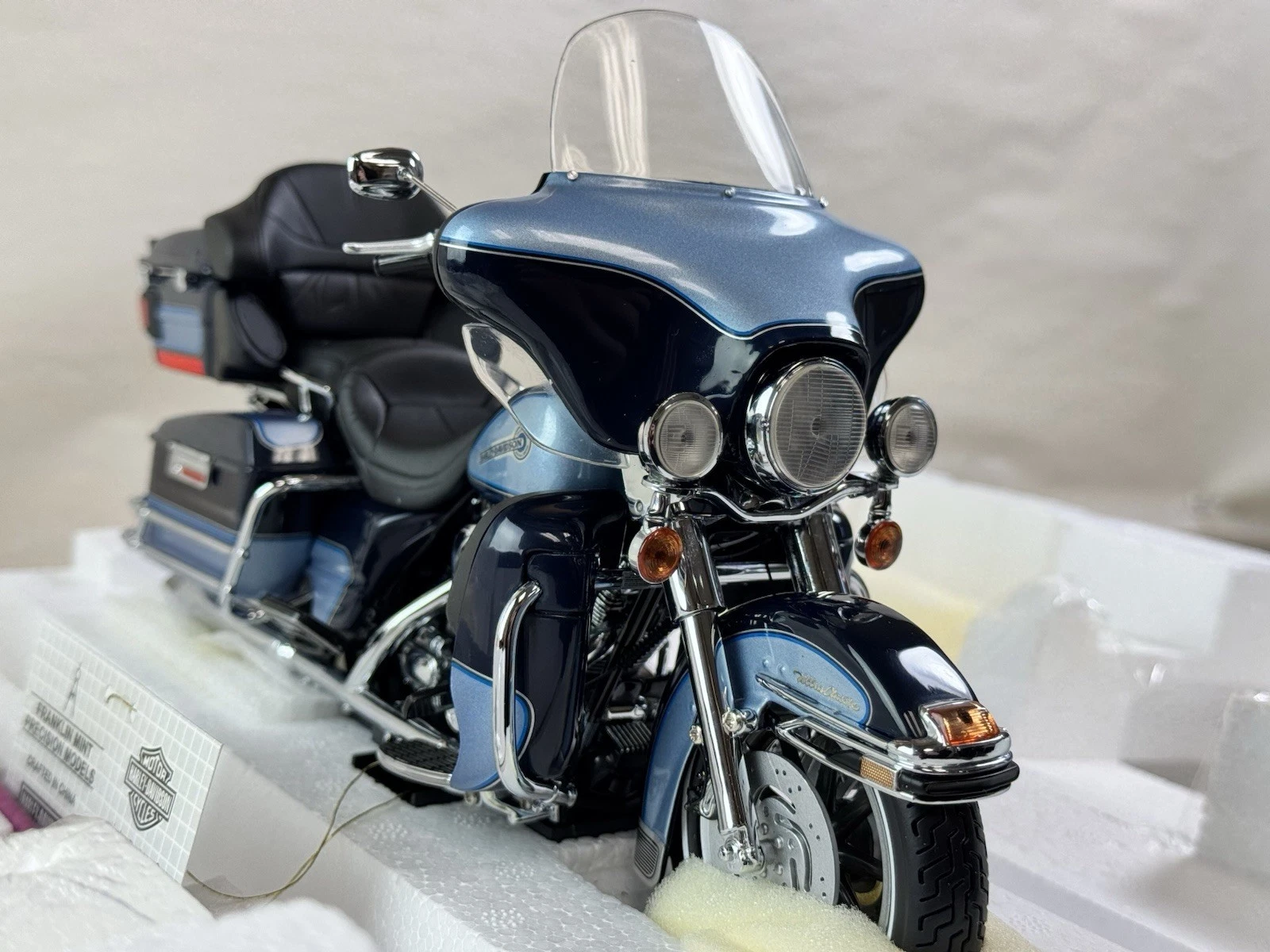 HARLEY DAVIDSON ULTRA CLASSIC ELECTRA GLIDE PEACE OFFICER B11E302 FRANKLIN MINT