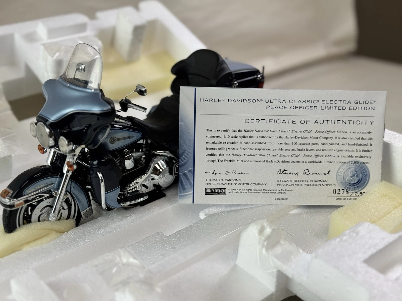 HARLEY DAVIDSON ULTRA CLASSIC ELECTRA GLIDE PEACE OFFICER B11E302 FRANKLIN MINT