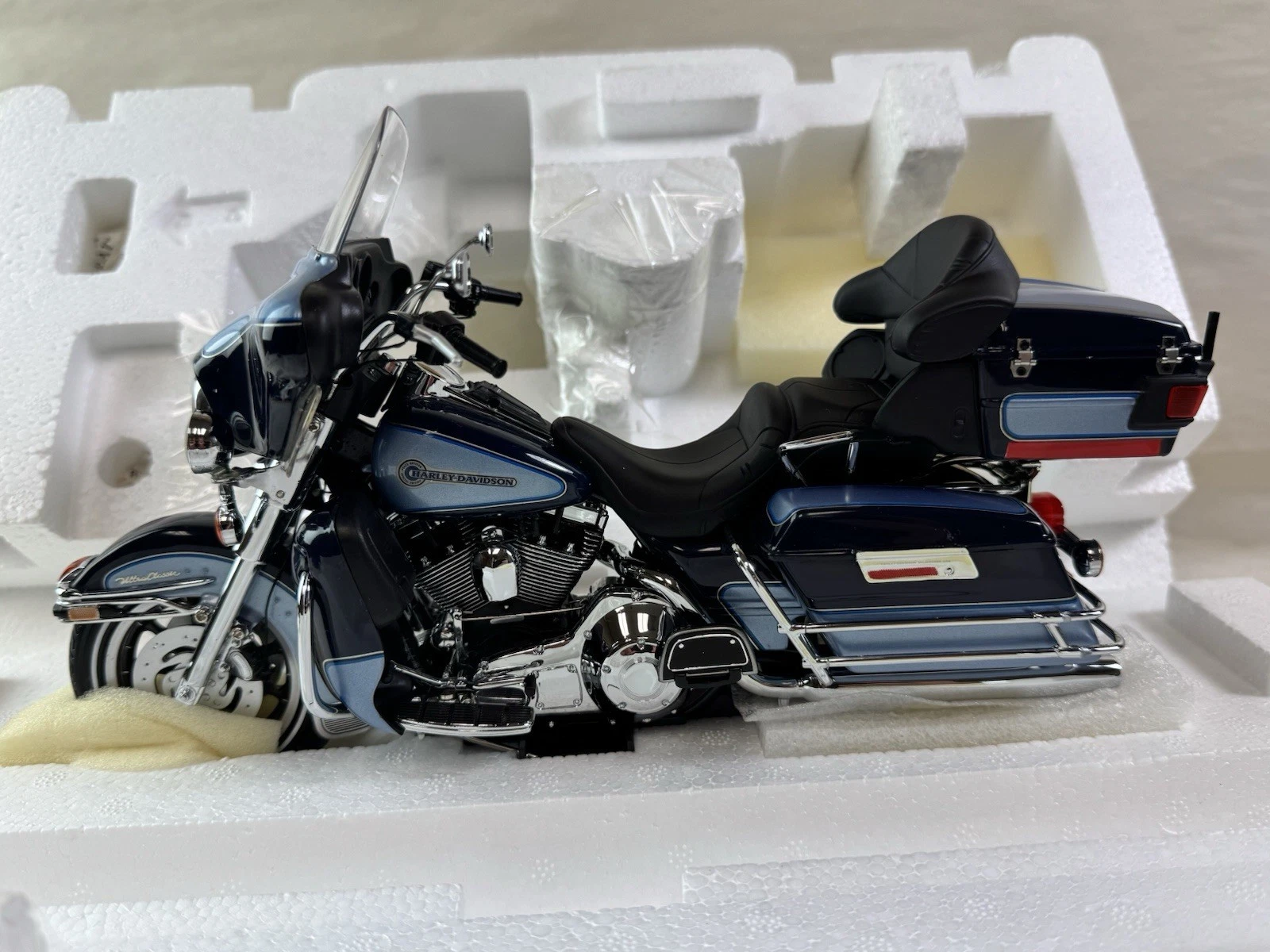 HARLEY DAVIDSON ULTRA CLASSIC ELECTRA GLIDE PEACE OFFICER B11E302 FRANKLIN MINT