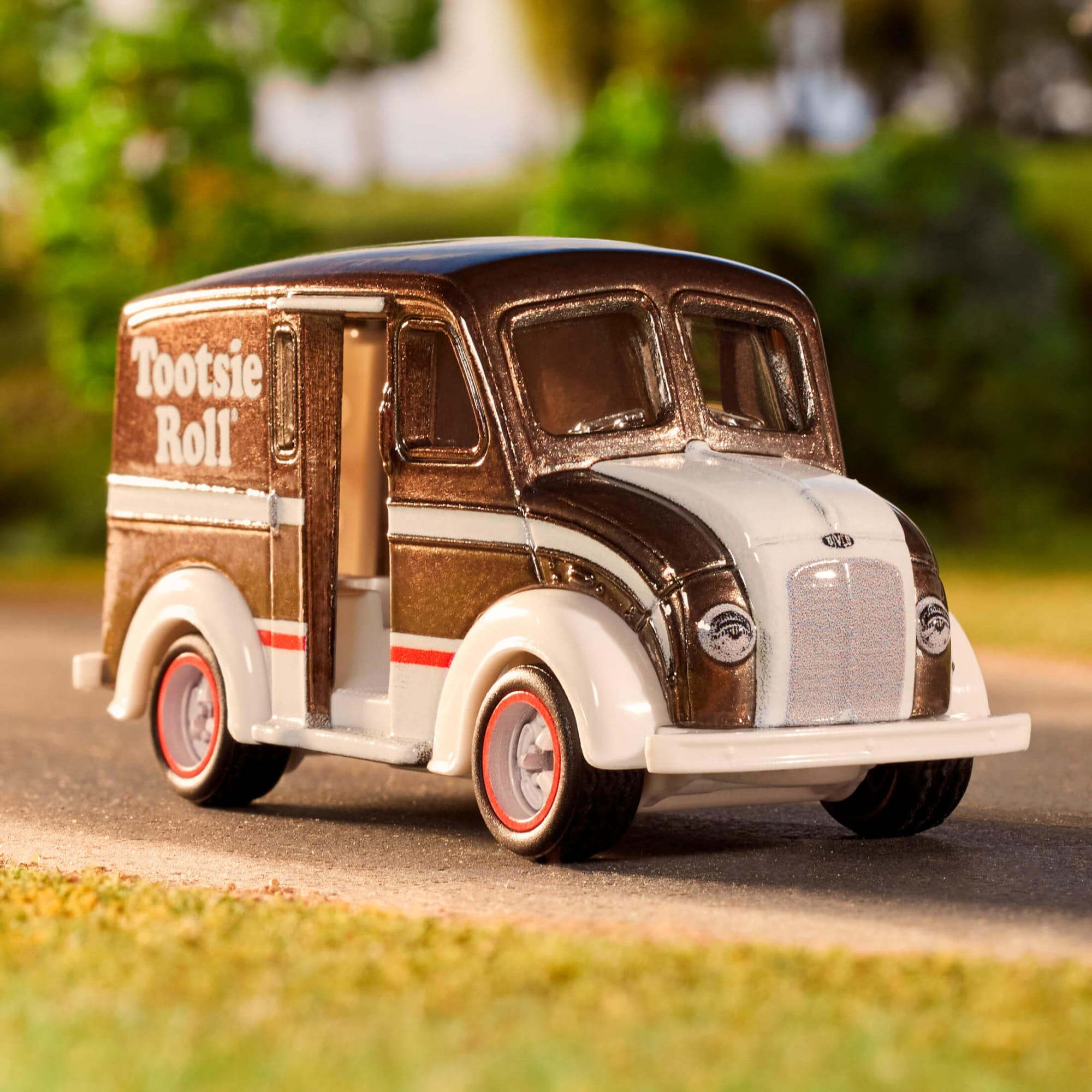 MATCHBOX TOOTSIE ROLL DIVCO MILK TRUCK COLLECTIBLE DIECAST