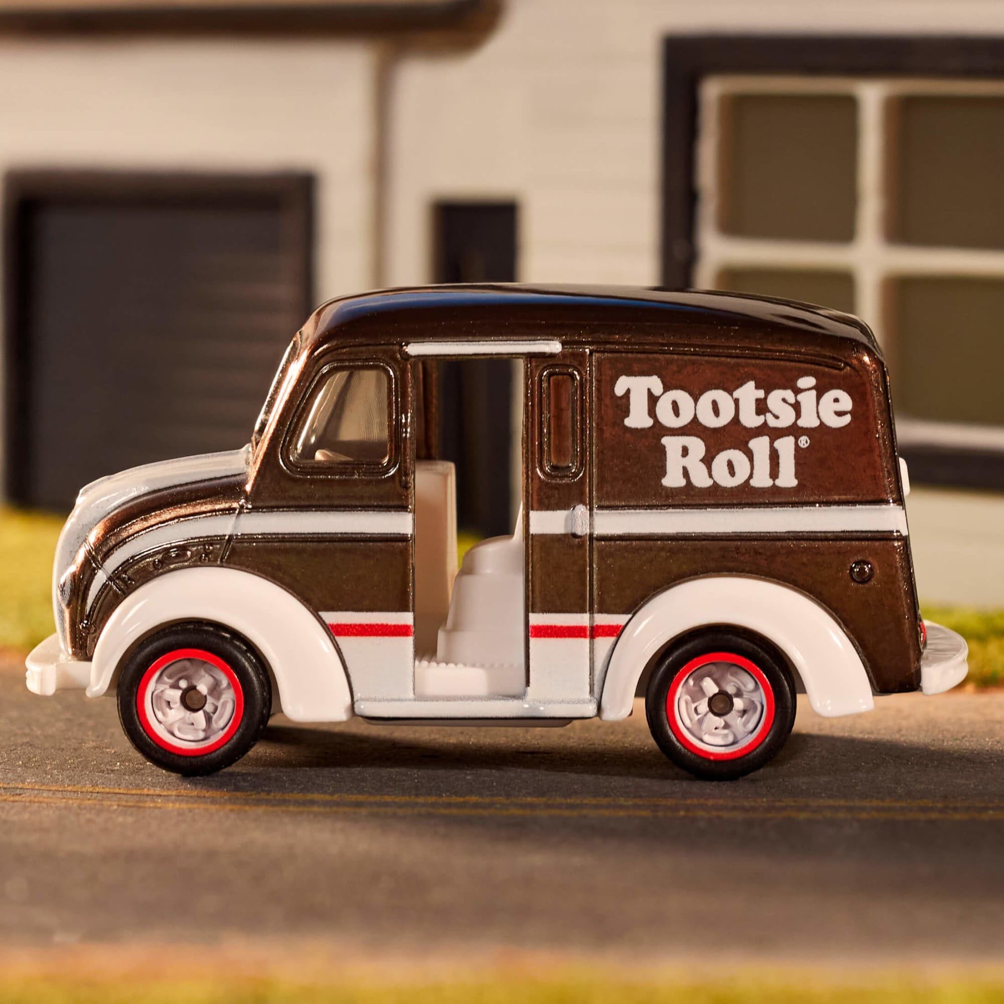MATCHBOX TOOTSIE ROLL DIVCO MILK TRUCK COLLECTIBLE DIECAST