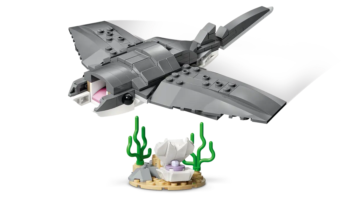LEGO FIERCE SHARK WITH A TREASURE CHEST