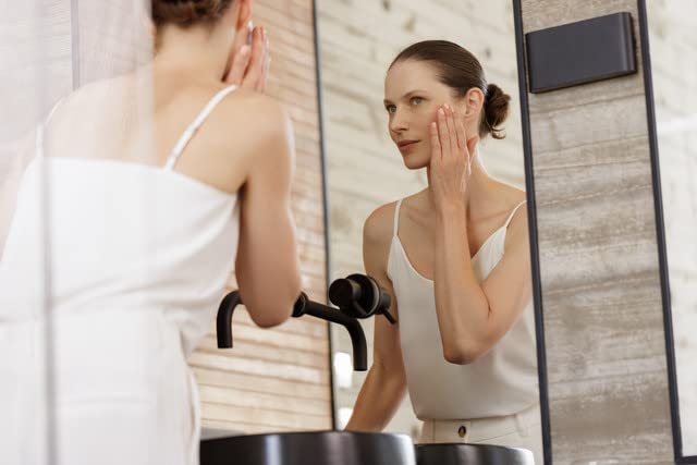 AHAVA APPLE OF SODOM ANTI-AGING SERUM SMOOTH WRINKLES, RESTORE VOLUME, 1 FL.OZ