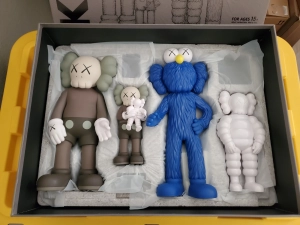 KAWS FAMILY VINYL FIGURES BROWN BLUE WHITE KAWSONE NEW 100% AUTHENTIC