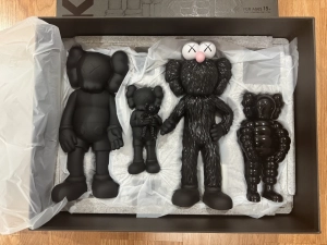 KAWS FAMILY "BLACK" VINYL FIGURES MEDICOM TOY