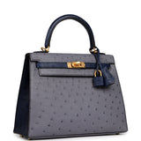HERMèS SPECIAL ORDER (HSS) KELLY SELLIER 25 GRIS AGATE, BLEU IRIS OSTRICH BRUSHED GOLD HARDWARE